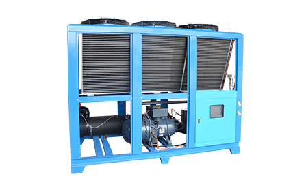 What are the main features of screw chillers